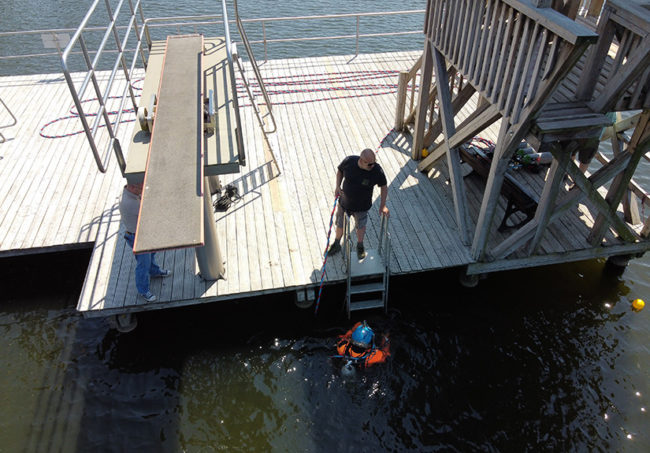 Kampfmittelbergung-Beitragsbild-Munitionsbergung-Freibad-Moelln-Taucher-2