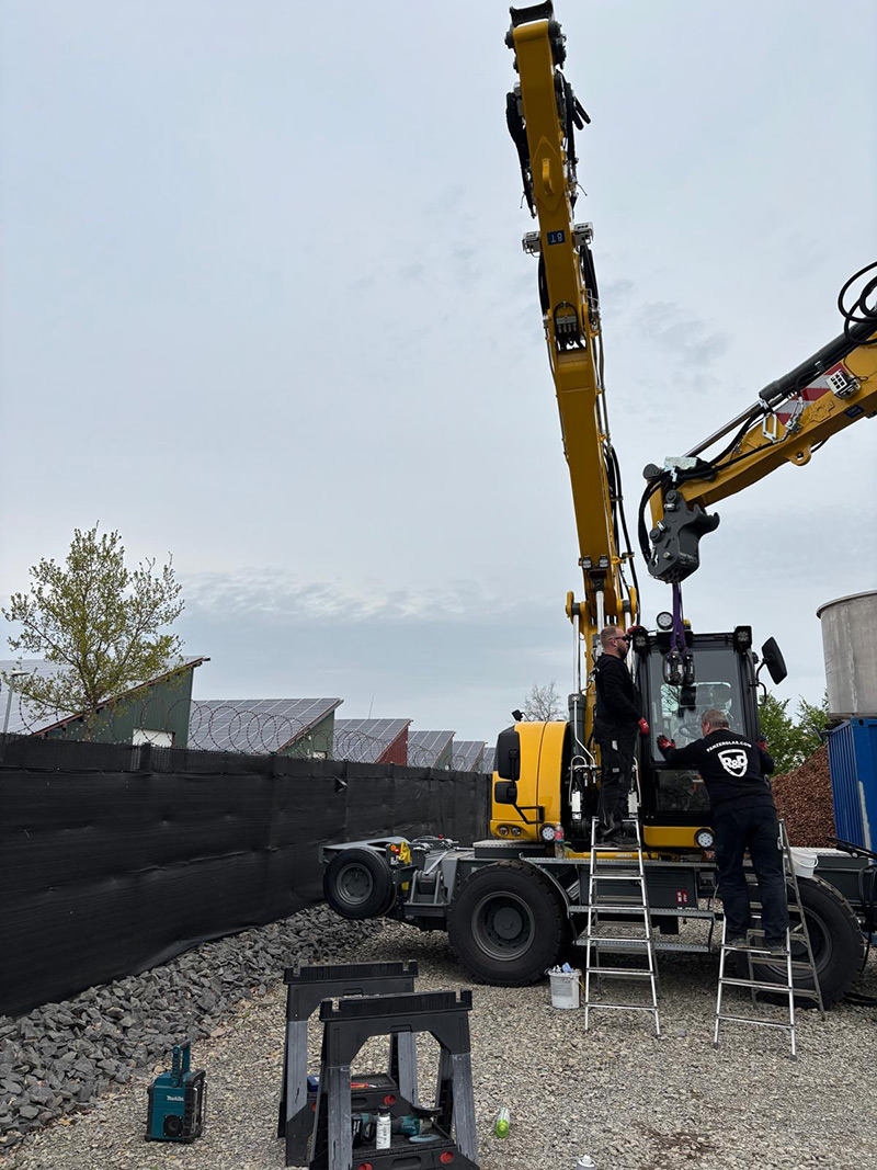 Montage Panzerglasscheibe und Unterboden 2-Wege-Bagger 2-Bild
