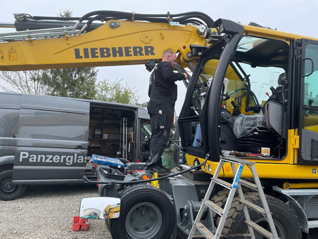 Montage-Panzerglasscheibe-und-Unterboden-2-Wege-Bagger.-2-Bild Montage Panzerglasscheibe und Unterboden 2-Wege-Bagger 2-Bild