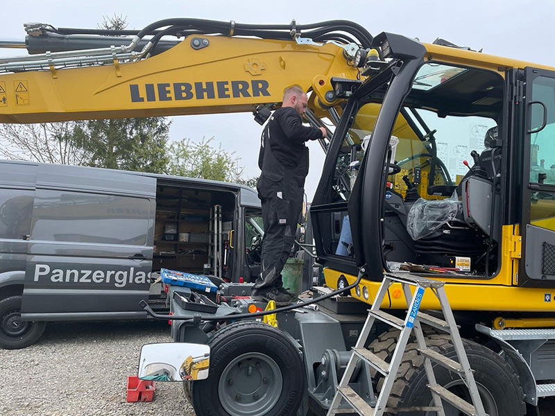 Montage Panzerglasscheibe und Unterboden 2-Wege-Bagger 2-Bild